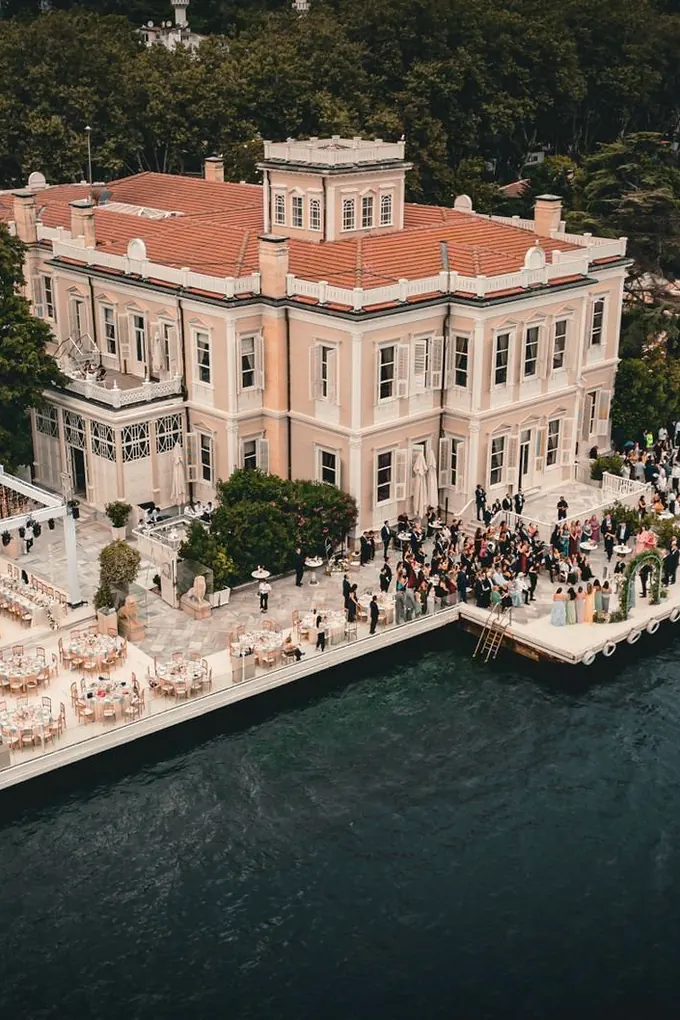 Boğaz kıyısındaki tarihi yalıda düğün davetinin havadan görünümü