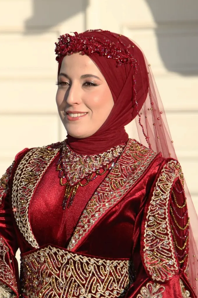 Kına gecesinde kırmızı bindallı ve duvaklı gelin