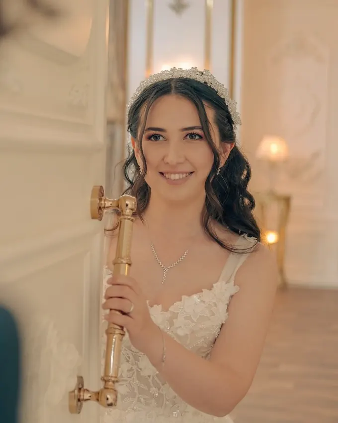 Tören öncesi kapıyı açıp gülümseyen gelin