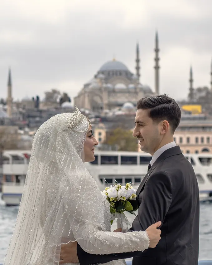 Arkada Süleymaniye Camii ve Haliç vapurları, birbirine gülümseyen gelin ve damat